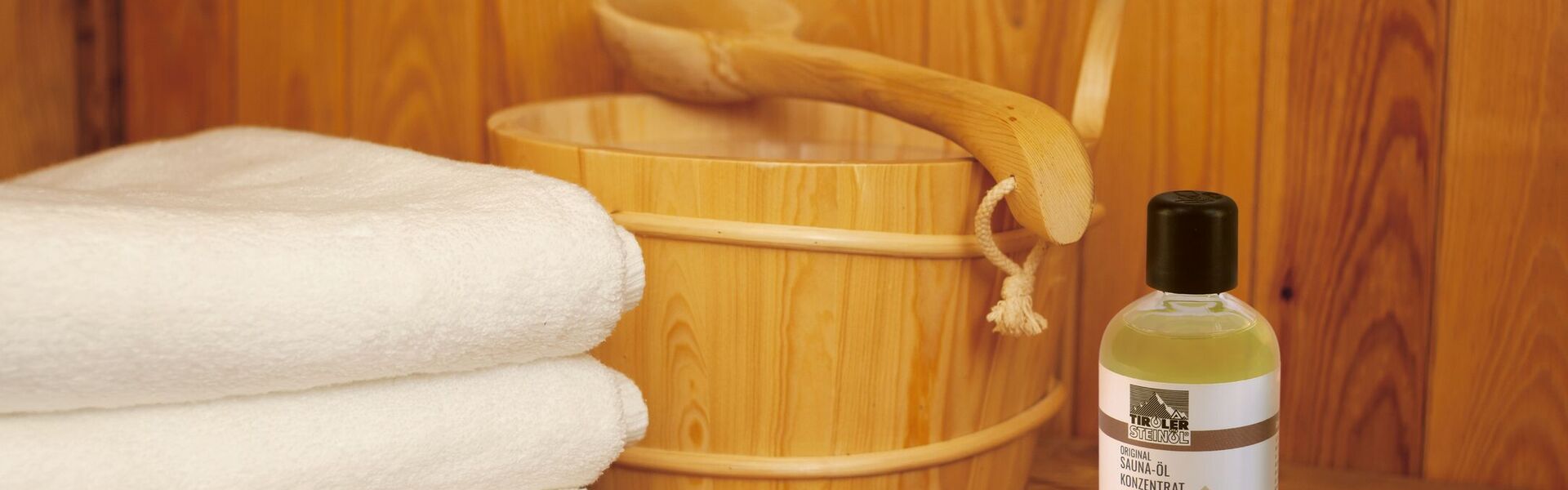 Innenaufnahme der Sauna mit Holzverkleidung und Sitzbänken